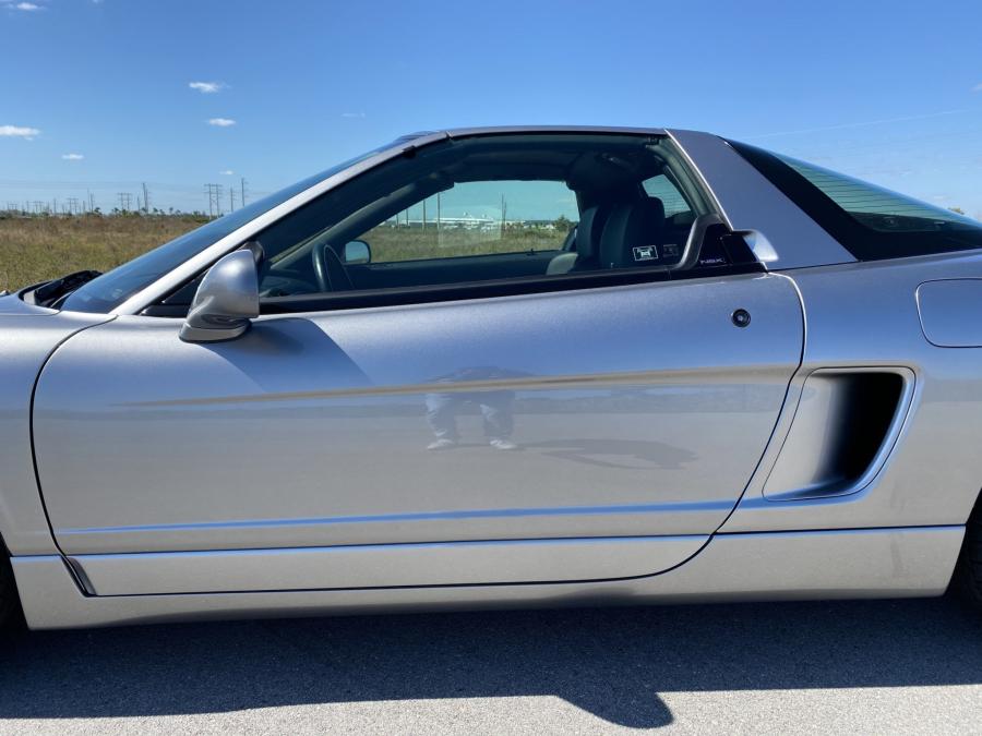 Детали экстерьера Acura NSX-T 2004 года  (фото 28 из 121)